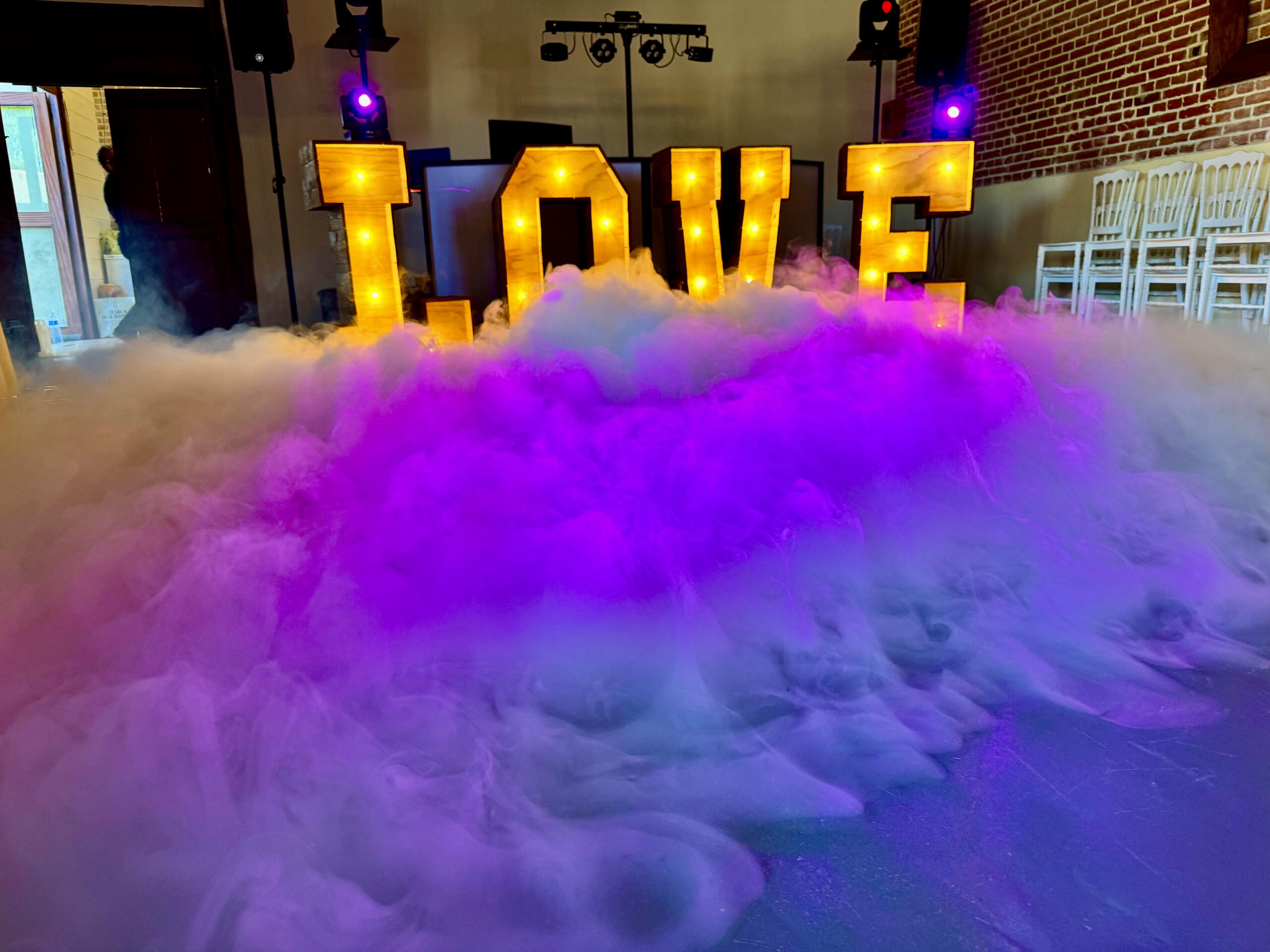 Ouverture de bal avec fumée lourde et lettres LOVE lumineuses animée par HD Event's lors d'un mariage dans les Hauts-de-France