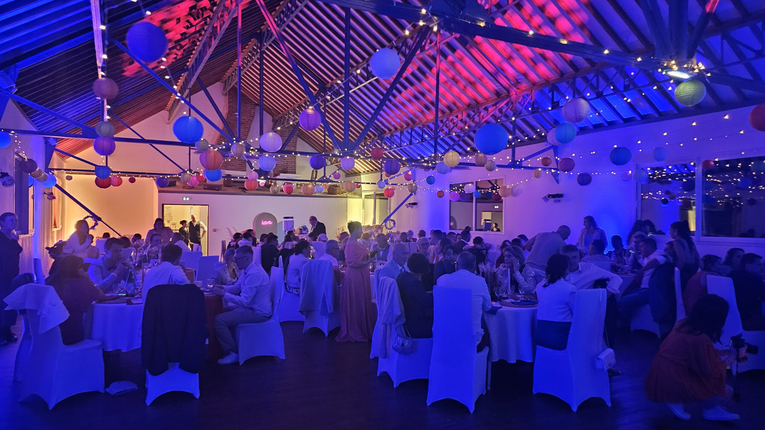 Mise en lumière d'une salle de mariage par HD Event's dans la Somme